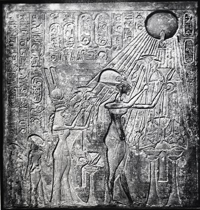 Achnaton (Amenhotep IV) kacířský faraon, vládl od roku 150 př. n. l., zde s Nefertiti a jejich dvěma dcerami nabízeli dary Slunci. Reliéf původně v Chrámu Slunce v Thébách. Lněné oděvy od Egyptian 18th Dynasty