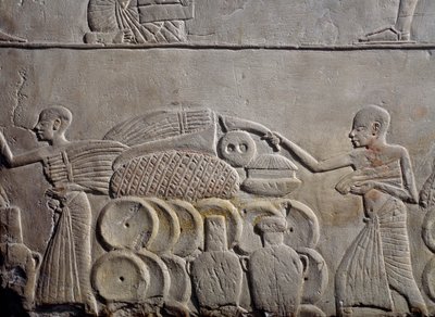 Uspořádání potravin ve skladech, vápencový nástěnný reliéf, z Memfitské hrobky Horemheba v Sakkáře, Egyptská civilizace, Nová říše, dynastie XVIII od Egyptian 18th Dynasty