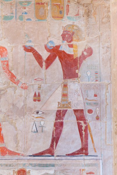 Basreliéfní obraz zobrazující faraona přinášejícího obětiny, chrám Hatšepsut v Deir Al Bahari, Luxor, Egypt (foto) od Egyptian 18th Dynasty