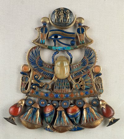 Náprsní štít se slunečními a měsíčními emblémy, z Tutanchamonovy hrobky, Théby, Egypt, Zlatnické umění, Egyptská civilizace, Nová říše, Dynastie XVIII od Egyptian 18th Dynasty