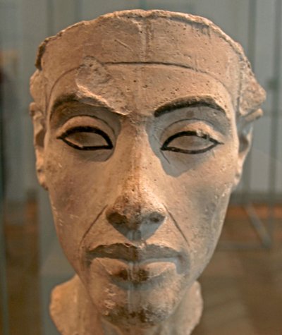Busta Nefertiti (c1370-c1330 př.nl) Velká královská manželka (hlavní choť) egyptského faraona Achnatona. Nefertiti a její manžel byli známí náboženskou revolucí. Začali uctívat jediného boha, Atona, sluneční kotouč. od Egyptian 18th Dynasty