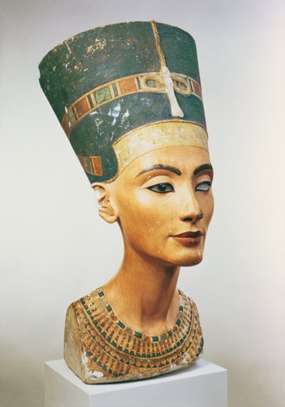Busta královny Nefertiti, z ateliéru sochaře Thutmose v Tell el-Amarna (malovaný vápenec) (viz také 114019, 114020 & 267404) od Egyptian 18th Dynasty