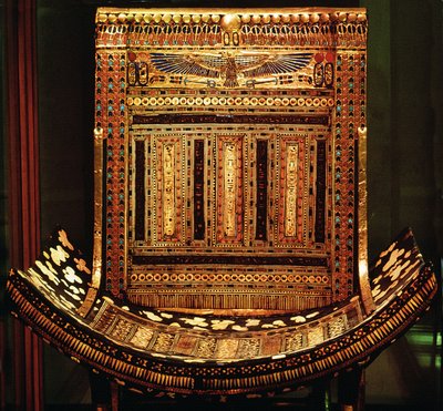 Ceremoniální křeslo Tutanchamona, detail zakřiveného sedadla a opěradla, Nová říše, cca 1325 př. n. l. (zlacené a vykládané dřevo) (detail 59232) od Egyptian 18th Dynasty