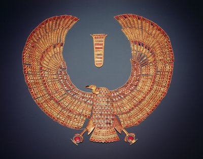 Obojek v podobě supí bohyně Nekhbet z hrobky Tutanchamona (asi 1370-1352 př.nl) Nová říše (zlato vykládané polodrahokamy) (viz také 153789) od Egyptian 18th Dynasty