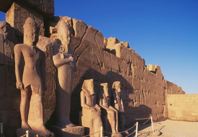 Kolosální sochy Amonova chrámu, Thébská nekropole, Luxor, Egypt, Nová říše, dynastie XVIII od Egyptian 18th Dynasty