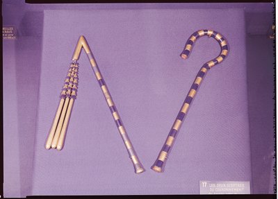 Crook a cep, z hrobky Tutanchamona (asi 1370-1352 př.nl) Nová říše (modré sklo, obsidián a zlato upevněné na bronzu) (viz také 227988) od Egyptian 18th Dynasty