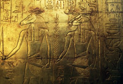 Božstva, rytina zadního panelu třetí pohřební kaple pokryté zlatem, Tutanchamonova pokladnice, Egypt, Egyptská civilizace, Nová říše, Dynastie XVIII od Egyptian 18th Dynasty