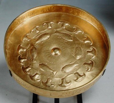 Miska patřící generálnímu úřadu Djehuty zdobená rybami a květinami, Nová říše, kolem 1479-1425 (zlato) od Egyptian 18th Dynasty