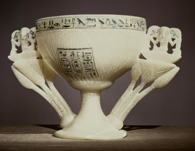 Šálek na pití v podobě pootevřeného lotosového květu, nalezený u vchodu do hrobky Tutanchamona (asi 1370-52 př. n. l.) Nová říše (alabastr) (viz také 162302 & 228555) od Egyptian 18th Dynasty