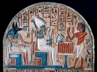 Egyptský starověk: stéla Nanai, představitel uctívající Osirise a Anubise, božstvo mrtvých, které drží klíč života ve tvaru kříže Ansee (Ankh). Malovaný vápenec. Konec 18. dynastie. 14. století před naším letopočtem. Turín, egyptské muzeum - Egypti od Egyptian 18th Dynasty