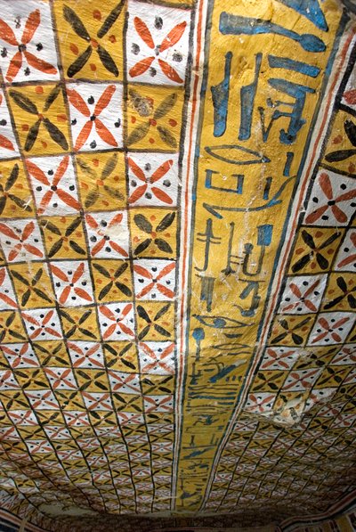 Egyptská antika: strop zdobený geometrickými motivy, Tomb of Roy (TT255). 18. dynastie. Ze západního břehu Luxoru v Egyptě od Egyptian 18th Dynasty