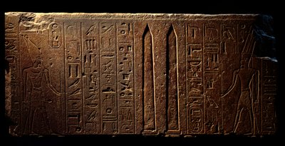 Egyptský starověk: detail ryté fresky zobrazující královnu Hatšepsut (vlevo) a dva obelisky v Amonově chrámu - 15. rok její vlády (1475-1468 př. n. l.) 18. dynastie - Luxor, Egyptské muzeum umění od Egyptian 18th Dynasty