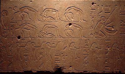 Egyptský starověk: detail ryté fresky zobrazující tanečníky, hadí hady a hudebníky. Období královny Hatšepsut (Hatšepsut) 18. dynastie. Luxor, Egyptské muzeum umění od Egyptian 18th Dynasty