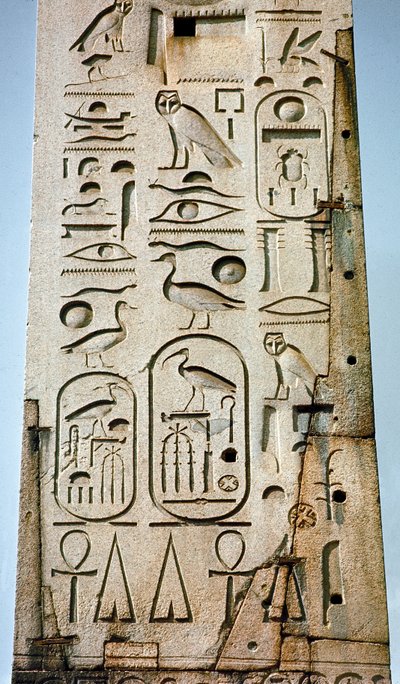 Egyptský starověk: detail obelisku Lateranense pokrytého hieroglyfy z Amonova chrámu v Thébách. 15. století před naším letopočtem. Náměstí svatého Jana, Řím od Egyptian 18th Dynasty