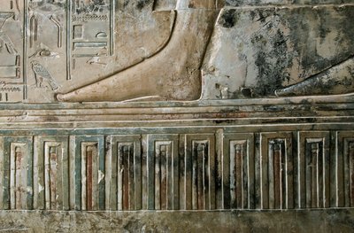 Egyptský starověk: reliéf představující nohu písaře opouštějícího hrobku a palácový vlys hrobky Kha em Het (Khaemhat), inspektora podkroví a písaře na dvoře Amenophise III (TT57). 18. dynastie. 1530-1290 před naším letopočtem. Vallee des Nobles. L od Egyptian 18th Dynasty