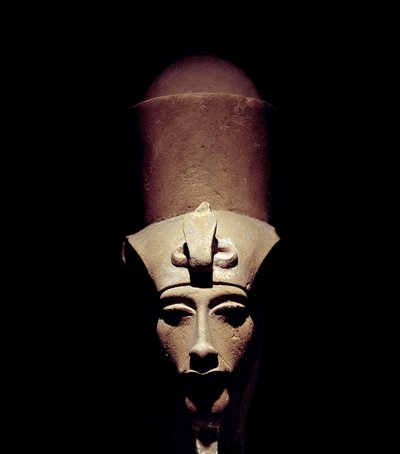 Egyptský starověk: socha Amenhotepa IV (Amenophis IV nebo Achnaton) s dvojitou korunou. 1301 před naším letopočtem. 18. dynastie. Detail sochy. Z chrámu Amon Ra v Thébách. Luksor (Luxor nebo nebo Luqsor). Muzeum v Luxoru. Egypt od Egyptian 18th Dynasty