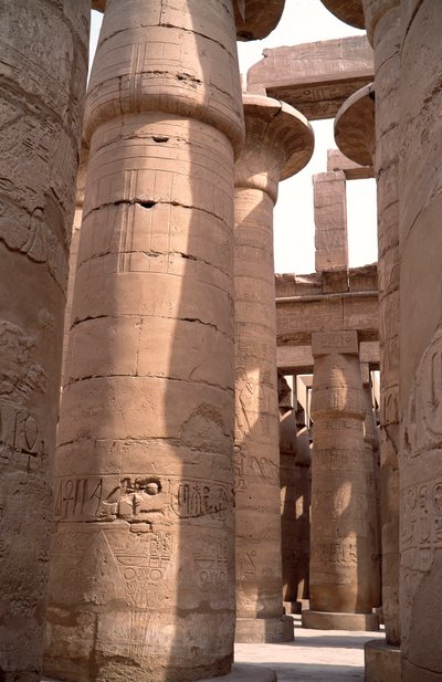 Egyptský starověk: pohled na sloupy hypostylové místnosti Amonova chrámu. Webové stránky Karnaku v Luxoru v Egyptě od Egyptian 18th Dynasty