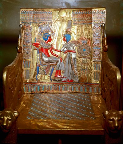 Egyptský antiquitis: trůn ve zlatém dřevě a malovaný Tutanchamonem, který je součástí faraonova Tresoru. Zastoupení královny Ankhesenpaaton (Ankhesenpaamon, Ankhesenamon), která masíruje olejem rameno svého bratra a manželky Tutanchamona pod čt. od Egyptian 18th Dynasty