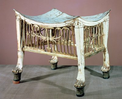 Podnožka používaná dětským králem na počátku své vlády, z hrobky Tutanchamona (asi 1370-52 př. n. l.) Nová říše (lakované a zlacené dřevo) (viz také 391015) od Egyptian 18th Dynasty