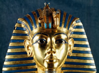 Pohřební maska Tutanchamona, tepané zlato, keramika a polodrahokamy, z faraonovy hrobky, Théby, Egypt, Detail, Zlatnické umění, Egyptská civilizace, Nová říše, Dynastie XVIII od Egyptian 18th Dynasty