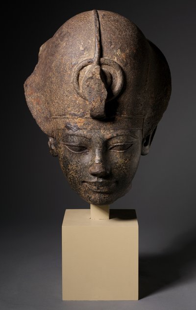 Hlava Amenhotepa III. s modrou korunou, kolem 1391-1353 před naším letopočtem od Egyptian 18th Dynasty