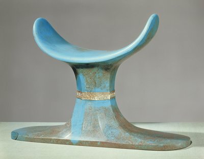Opěrka hlavy, z hrobky Tutanchamona (asi 1370-52 př.nl) Nová říše (modrá skleněná pasta) od Egyptian 18th Dynasty