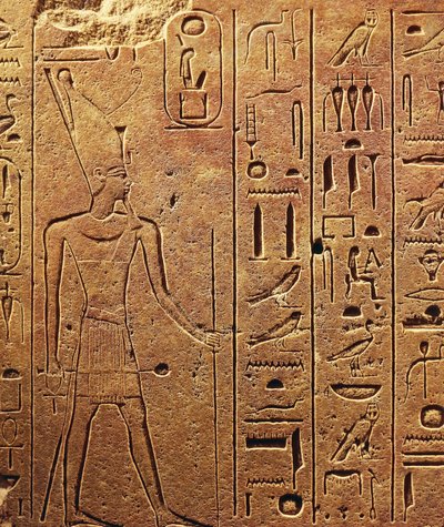 Hieroglyfy, detail bloku z Hatšepsutina chrámu v Karnaku, Egyptská civilizace, Nová říše, dynastie XVIII od Egyptian 18th Dynasty