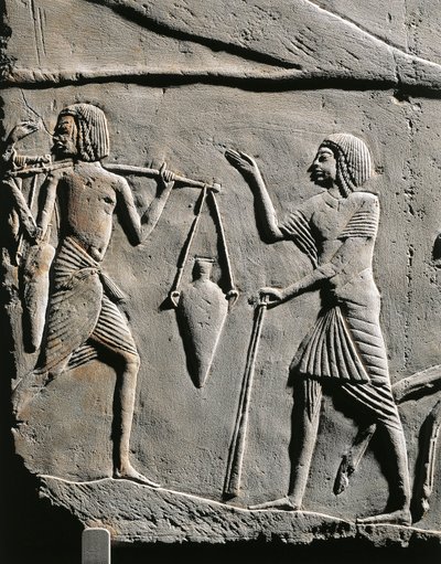 Život ve vojenském táboře: nosič vody dostává rozkazy od důstojníka, úleva od Horemhebovy hrobky v Sakkáře. Detail. od Egyptian 18th Dynasty