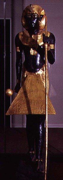 Tutanchamonova socha v životní velikosti z Tutanchamonovy hrobky (asi 1370-1352 př. n. l.) Nová říše (dřevo a pozlacený bronz) (viz 120789) od Egyptian 18th Dynasty