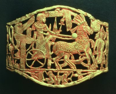 Prolamovaná plaketa nebo spona zobrazující triumfální návrat králů s vězni z hrobky Tutanchamona (asi 1370-52 př. n. l.) Nová říše (zlato) (viz také 391017) od Egyptian 18th Dynasty