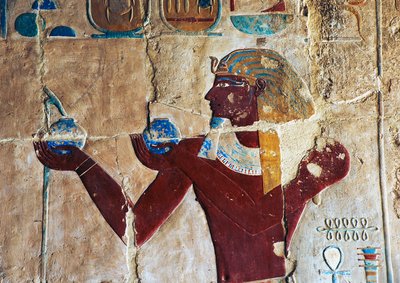 Malovaný reliéf Thutmose nabízejícího víno Sokarisovi, Hatšepsutin pohřební chrám, Deir el-Bahari, Luxor, Théby (Seznam světového dědictví UNESCO) od Egyptian 18th Dynasty
