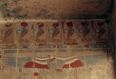 Malovaná stěna se slunečním diskem, uraeem a supem z Horního Egypta, Hatšepsutin chrám, Deir el-Bahari, Thébská nekropole (Seznam světového dědictví UNESCO) od Egyptian 18th Dynasty