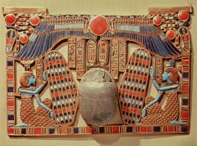 Hrudník zdobený okřídleným skarabem chráněným Isis a Nephthys, z hrobky Tutanchamona (asi 1370-52 př.nl) Nová říše (zlatá cloisonne a skleněná pasta) od Egyptian 18th Dynasty