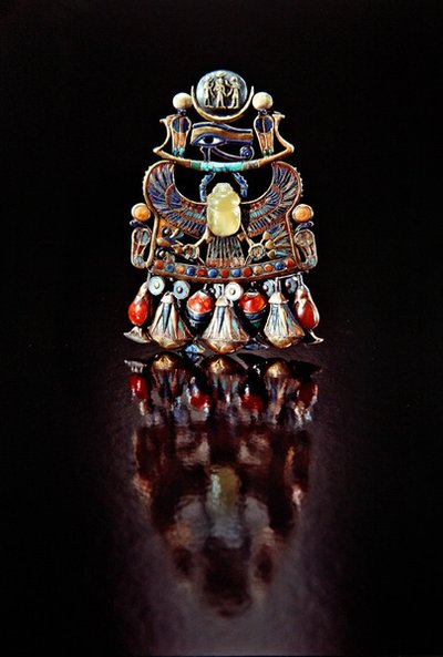Hrudník s ptačím skarabem, z hrobky Tutanchamona, Nová říše (zlatá cloisonne zdobená polodrahokamy a skleněnou pastou) od Egyptian 18th Dynasty