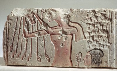 Reliéf zobrazující Akenhatena a jeho dceřinou oběť Atonům, Nová říše, cca 1352-1336 př. n. l. (vápenec) od Egyptian 18th Dynasty