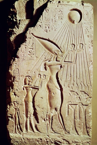 Reliéf zobrazující Amenophise IV. (Achnatona) (asi 1364-47 př. n. l.), Nefertiti a jejich dceru Meritaton, jak obětují Atonovi, z královského paláce v Tell El-Amarna (alabastr) od Egyptian 18th Dynasty