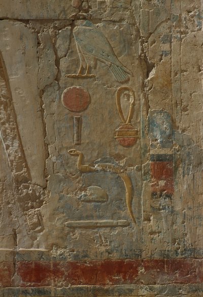 Reliéf zobrazující Hora, kaple bohyně Hathor, z Hatšepsutina pohřebního chrámu (asi 1503-1482 př. n. l.) Nová říše (malovaný vápenec) od Egyptian 18th Dynasty