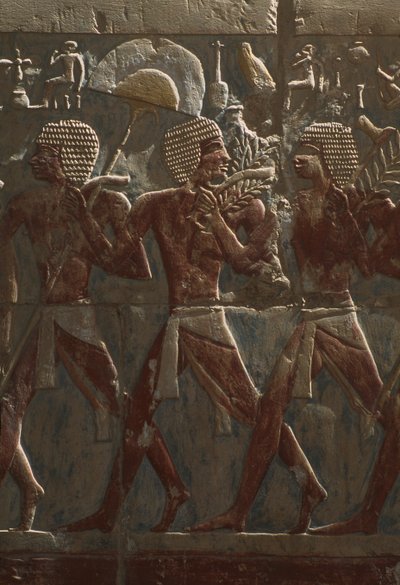 Reliéf zobrazující průvod na počest bohyně Hathor, detail, ze zádušního chrámu Hatšepsut (asi 1503-1482 př. n. l.) Nová říše (malovaný vápenec) (viz také 382845) od Egyptian 18th Dynasty