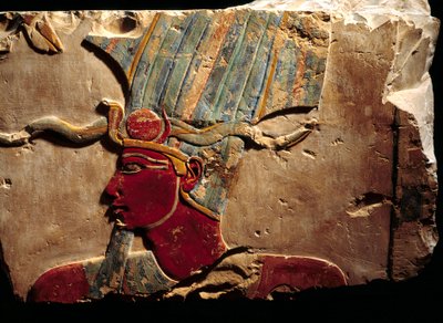 Reliéf představující korunu faraona Thutmosis (Tuthmosis nebo Thutmus) III koruna Atef od Egyptian 18th Dynasty