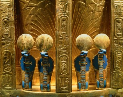 Zadní strana trůnu faraona Tutanchamona se čtyřmi zlatými figurkami kobry uraeus (zlato s lapisem lazuli) od Egyptian 18th Dynasty