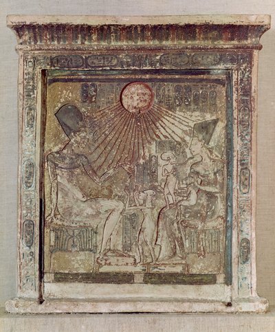 Stéla zobrazující Atona, který dává život a prosperitu Amenofisovi IV. (Achnatonovi) (asi 1352-1336 př. n. l.), jeho manželce Nefertiti a třem jejich dcerám, z Tell el-Amarny, Nová říše, asi 1353-1337 př. n. l. (lim.) od Egyptian 18th Dynasty