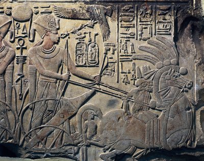 Stéla Amenhotepa III ukazující faraona jedoucího na voze. 1391 -1353 před naším letopočtem. Kamenná socha. Káhira, Egyptské muzeum, Káhira. Z Qina, Dayr al-Bahri. Thebes. od Egyptian 18th Dynasty