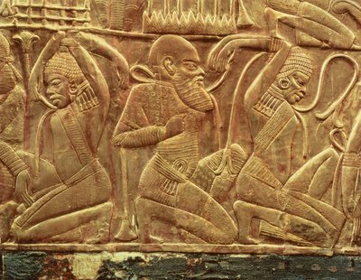 Poražení a zotročení nepřátelé Egypta, detail z vnitřku jednoho ze státních vozů nalezených v Tutanchamonově hrobce (asi 1370-52 př. n. l.) Nová říše, asi 1340 př. n. l. (štukované dřevo pokryté zlatem) od Egyptian 18th Dynasty