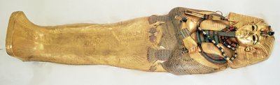Nejvnitřnější rakev krále z Tutanchamonovy hrobky (asi 1370-1352 př. n. l.) Nová říše (zlato vykládané polodrahokamy) (podrobnosti viz 343642) od Egyptian 18th Dynasty
