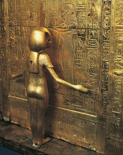 Tutanchamonův poklad. Pozlacená svatyně z kanopických nádob nebo kanopická truhla. Detail s bohyní Selket, Nová říše, dynastie XVIII, Egyptská civilizace od Egyptian 18th Dynasty