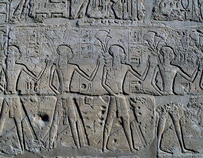Postavy symbolizující důlní revíry přinášející své dary bohu, reliéf, nádvoří Ramsese II., Amonův chrám (Seznam světového dědictví UNESCO) od Egyptian 19th Dynasty