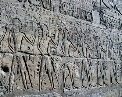 Postavy symbolizující důlní revíry přinášející své dary bohu, reliéf, nádvoří Ramsese II., Amonův chrám (Seznam světového dědictví UNESCO) od Egyptian 19th Dynasty