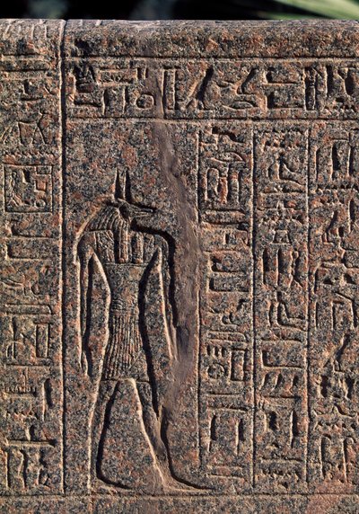 Vyobrazení Anubise, detail nápisu a reliéfu Anubise a jiného boha, Amenhotepův sarkofág, Memfis (Seznam světového dědictví UNESCO) od Egyptian 19th Dynasty