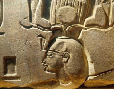 Egypt, Luxor, starověké Théby, údolí Assasif, fragment reliéfu s vyobrazením Ramsese II. a kartuší od Egyptian 19th Dynasty