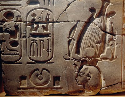 Egypt, Luxor, starověké Théby, údolí Assasif, fragment reliéfu s vyobrazením Ramsese II. a kartuší od Egyptian 19th Dynasty